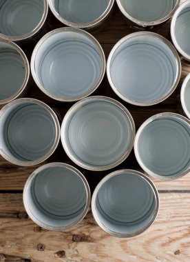 Geri dönüştürülmüş kutular, kahverengi arka plan görünümlü bir masada yeniden kullanılıyor, metin için boşluk.