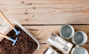 Bahçe için geri dönüşümlü tencereler, çalışma masasında bahçe aletleri