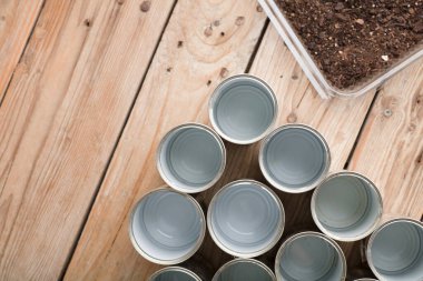 Bahçe için geri dönüşümlü tencereler, çalışma masasında bahçe aletleri