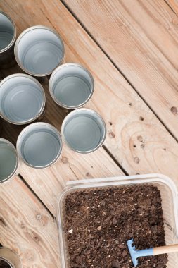Bahçe için geri dönüşümlü tencereler, çalışma masasında bahçe aletleri