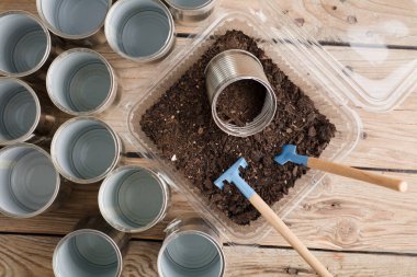 Evde kendi kendine yetme, para biriktirme, geri dönüşüm, atıkları azaltmak ve kendi yiyeceğini yetiştirmek için yeniden kullanma.