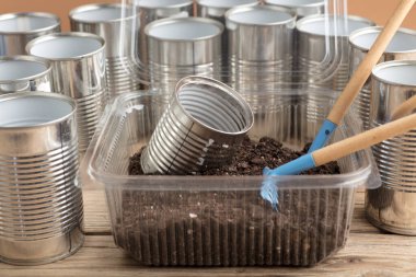 Evde kendi kendine yetme, para biriktirme, geri dönüşüm, atıkları azaltmak ve kendi yiyeceğini yetiştirmek için yeniden kullanma.