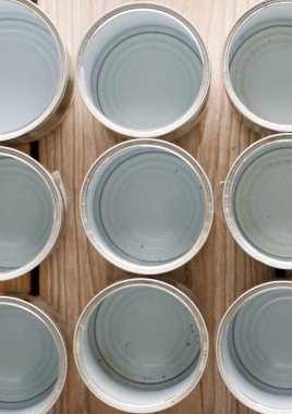 Geri dönüştürülmüş kutular, kahverengi arka plan görünümlü bir masada yeniden kullanılıyor, metin için boşluk.