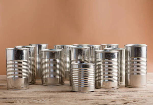 Bahçe için geri dönüştürülmüş kaplar, çalışma masasında bahçe aletleri, metin için alan