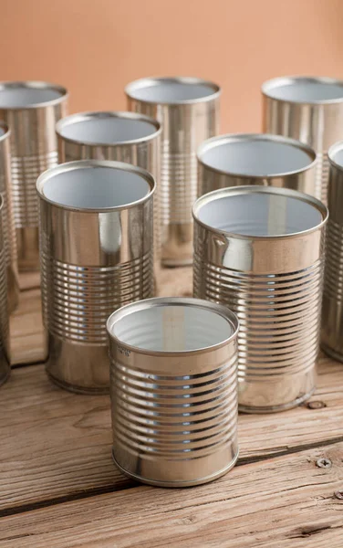 Bahçe için geri dönüştürülmüş kaplar, çalışma masasında bahçe aletleri, metin için alan