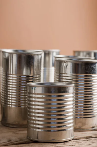 Bahçe için geri dönüştürülmüş kaplar, çalışma masasında bahçe aletleri, metin için alan