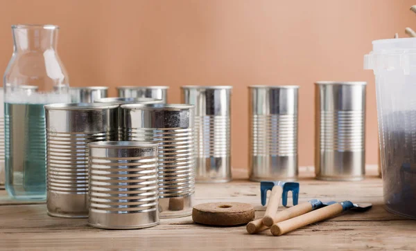 Evde kendi kendine yetme, para biriktirme, geri dönüşüm, atıkları azaltmak ve kendi yiyeceğini yetiştirmek için yeniden kullanma.