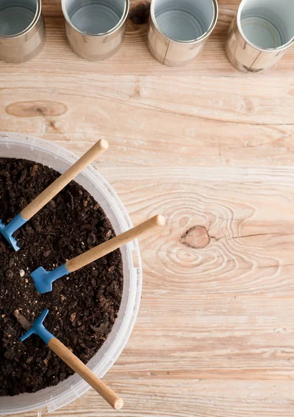 Evde kendi kendine yetme, para biriktirme, geri dönüşüm, atıkları azaltmak ve kendi yiyeceğini yetiştirmek için yeniden kullanma.
