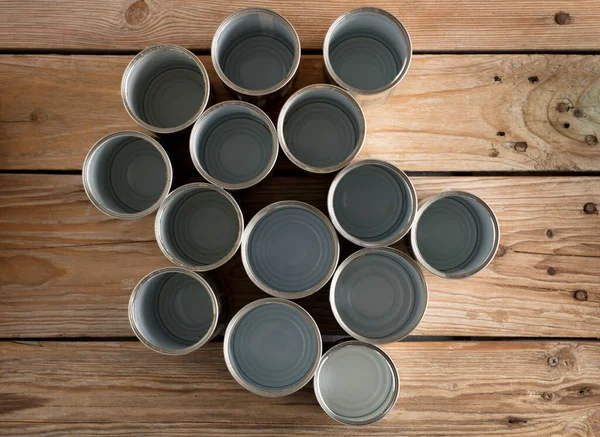 Geri dönüşümlü kutular, kahverengi arka planı olan bir masada yeniden kullanılıyor.