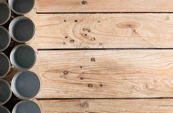 Geri dönüşümlü kutular, kahverengi arka planı olan bir masada yeniden kullanılıyor.