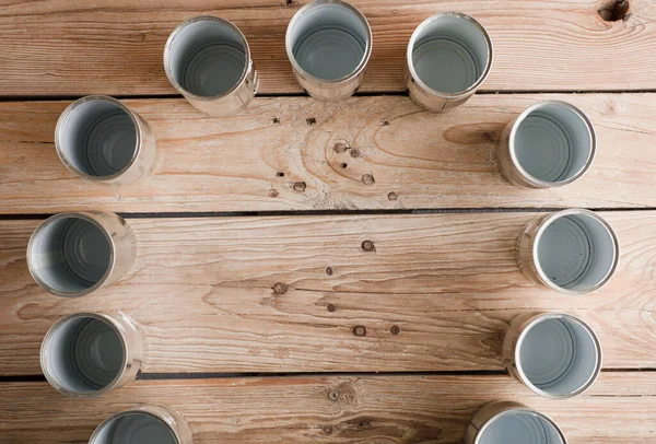 Geri dönüşümlü kutular, kahverengi arka planı olan bir masada yeniden kullanılıyor.