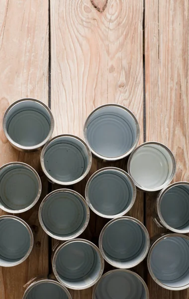 Geri dönüşümlü kutular, kahverengi arka planı olan bir masada yeniden kullanılıyor.