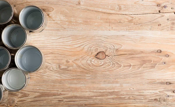 Geri dönüşümlü kutular, kahverengi arka planı olan bir masada yeniden kullanılıyor.