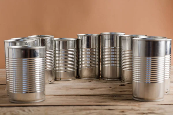 Reciclagem Latas Para Casa Mesa Madeira Rústica Fundo Marrom Segunda — Fotografia de Stock