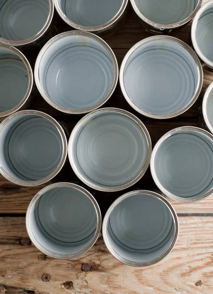 Geri dönüştürülmüş kutular, kahverengi arka plan görünümlü bir masada yeniden kullanılıyor, metin için boşluk.