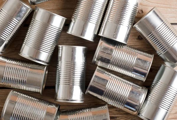 在乡村木桌上回收罐头供家庭使用 铝罐的第二生命 — 图库照片