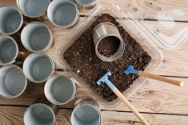 Evde kendi kendine yetme, para biriktirme, geri dönüşüm, atıkları azaltmak ve kendi yiyeceğini yetiştirmek için yeniden kullanma.
