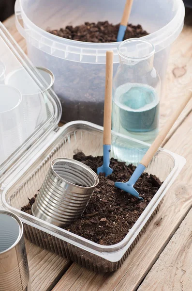 Evde kendi kendine yetme, para biriktirme, geri dönüşüm, atıkları azaltmak ve kendi yiyeceğini yetiştirmek için yeniden kullanma.
