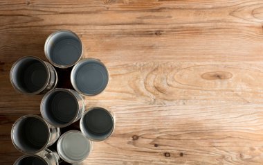 Geri dönüşümlü kutular, kahverengi arka planı olan bir masada yeniden kullanılıyor.