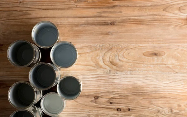 Geri dönüşümlü kutular, kahverengi arka planı olan bir masada yeniden kullanılıyor.