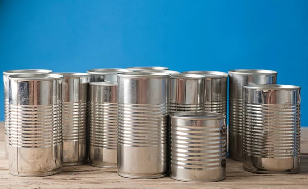 Reciclagem Latas Para Casa Mesa Madeira Rústica Segunda Vida Para — Fotografia de Stock