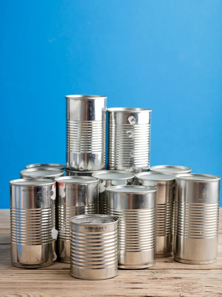 在乡村木桌上回收罐头供家庭使用 铝罐的第二生命 — 图库照片