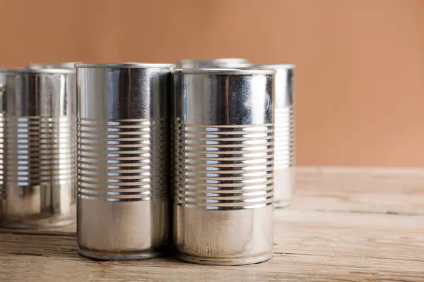 Latas Recicladas Reutilizadas Uma Mesa Com Fundo Marrom — Fotografia de Stock