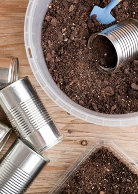 Bahçe için geri dönüşümlü tencereler, çalışma masasında bahçe aletleri