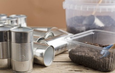 Bahçe için geri dönüşümlü tencereler, çalışma masasında bahçe aletleri