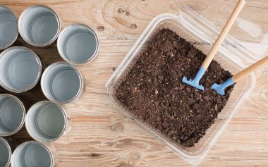 Bahçe için geri dönüşümlü tencereler, çalışma masasında bahçe aletleri