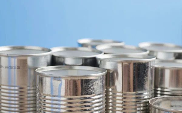 Reciclagem Latas Para Casa Fundo Azul Segunda Vida Para Latas — Fotografia de Stock