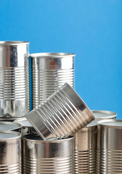 Reciclagem Latas Para Casa Fundo Azul Segunda Vida Para Latas — Fotografia de Stock