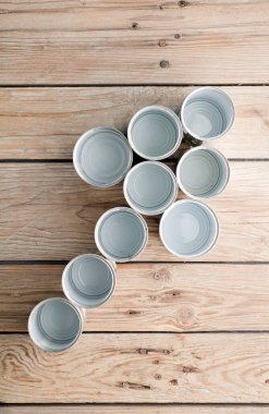 evde yaratıcı geri dönüşüm, alüminyum kutular ve geri dönüştürülmüş, adres göstergesi oku, ahşap masa, metin için boşluk.