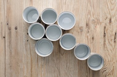 evde yaratıcı geri dönüşüm, alüminyum kutular ve geri dönüştürülmüş, adres göstergesi oku, ahşap masa, metin için boşluk.