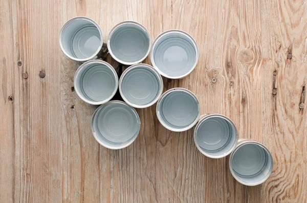 evde yaratıcı geri dönüşüm, alüminyum kutular ve geri dönüştürülmüş, adres göstergesi oku, ahşap masa, metin için boşluk.