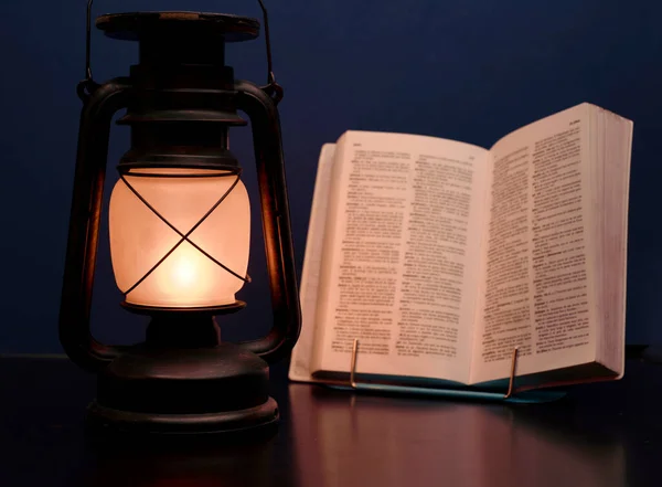 Alte Lampe Beleuchtet Buch Konzept Stromausfälle — Stockfoto