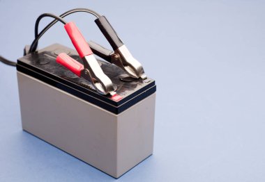 bağlı cıvatalar şarj bataryası pozitif ve negatif kutup, mavi arkaplan