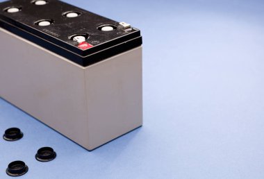 pil bakım konsepti, pil pozitif ve negatif kutuplu kırmızı ve siyah bağlantı pimleri, mavi arkaplan