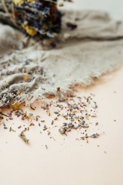 Bir buket kurutulmuş çiçek: lavanta, St. John 's otları, düğün çiçekleri, mısır çiçekleri. Aromaterapi için kurumuş çiçekler. Mülkün dezenfekte edilmesi için güzel kokulu çimenlerin kıvrımları. Seçici odak.