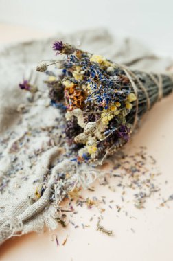Bir buket kurutulmuş çiçek: lavanta, St. John 's otları, düğün çiçekleri, mısır çiçekleri. Aromaterapi için kurumuş çiçekler. Mülkün dezenfekte edilmesi için güzel kokulu çimenlerin kıvrımları. Seçici odak.