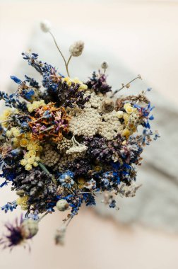 Bir buket kurutulmuş çiçek: lavanta, St. John 's otları, düğün çiçekleri, mısır çiçekleri. Aromaterapi için kurumuş çiçekler. Mülkün dezenfekte edilmesi için güzel kokulu çimenlerin kıvrımları. Seçici odak.