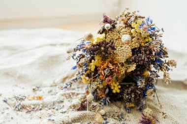 Bir buket kurutulmuş çiçek: lavanta, St. John 's otları, düğün çiçekleri, mısır çiçekleri. Aromaterapi için kurumuş çiçekler. Mülkün dezenfekte edilmesi için güzel kokulu çimenlerin kıvrımları. Seçici odak.