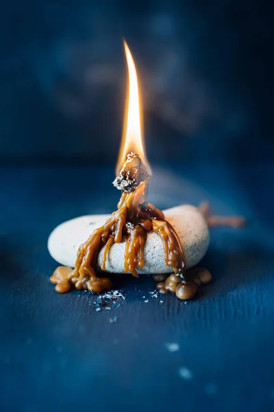 Queimando Vela Cera Derretendo Cera Fumaça Altar Místico Decoração Casa — Fotografia de Stock