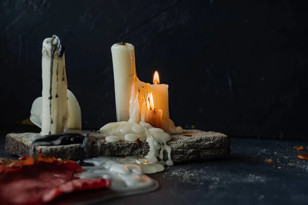 Queimando Velas Longas Cera Derretendo Cera Fumaça Altar Místico Decoração — Fotografia de Stock