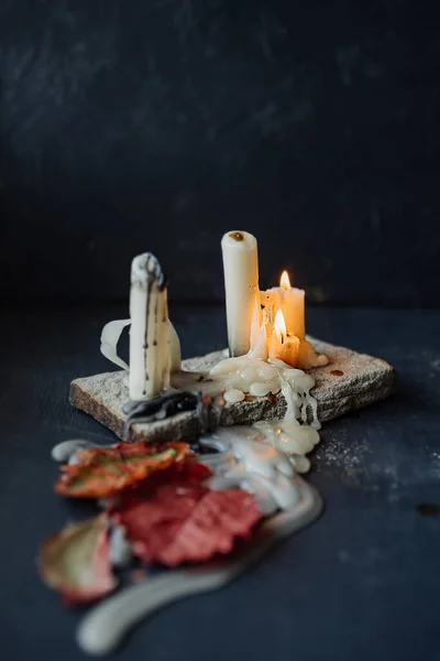 Queimando Velas Longas Cera Derretendo Cera Fumaça Altar Místico Decoração — Fotografia de Stock