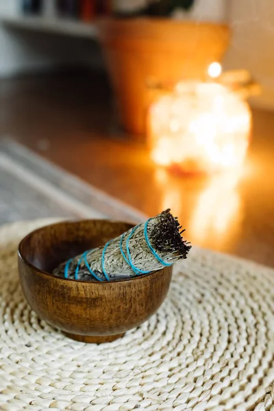 Schwelender Trockener Grassalbei Mit Rauch Holzteller Gemütlicher Wohnung Aromatherapie Und — Stockfoto