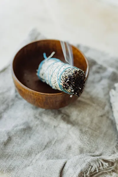 Sauge Blanche Gazon Sec Torsion Fumante Dans Une Tasse Bois — Photo