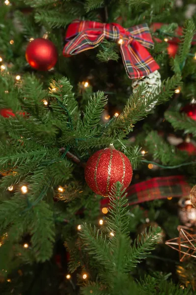 Vertikal Bakgrund Jul Tema Röd Glänsande Boll Julgranen Selektivt Innehåll — Stockfoto