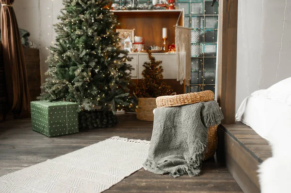 グレーのクリスマスインテリア自然環境コンポーネント ウィッカーバスケットと木製の棚とスキャンディスタイルの寝室の背景に服を格納するためのウィッカーわらバスケット 選択的焦点 ストックフォト