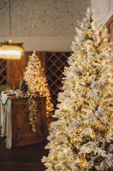 Kerstboom Met Gouden Versieringen Bloemenslingers Een Houten Keuken Achtergrond Van Rechtenvrije Stockafbeeldingen